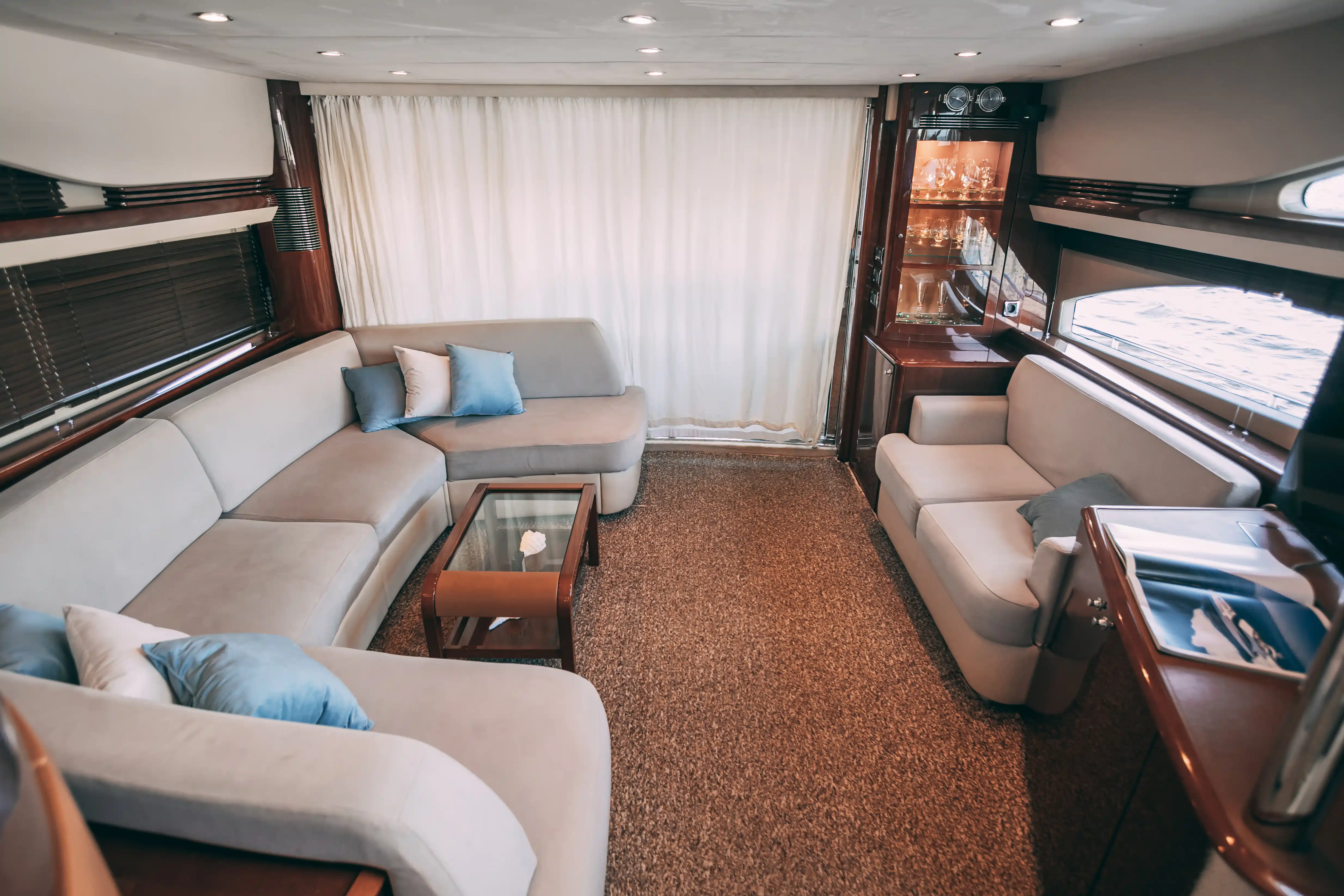 Яхта Princess 68